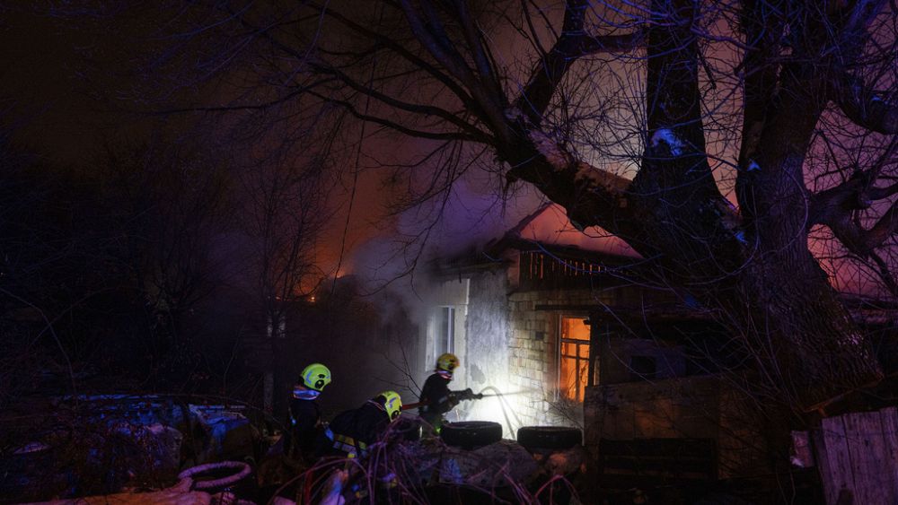 Les frappes aériennes russes font des dizaines de blessés et endommagent des bâtiments à Kiev