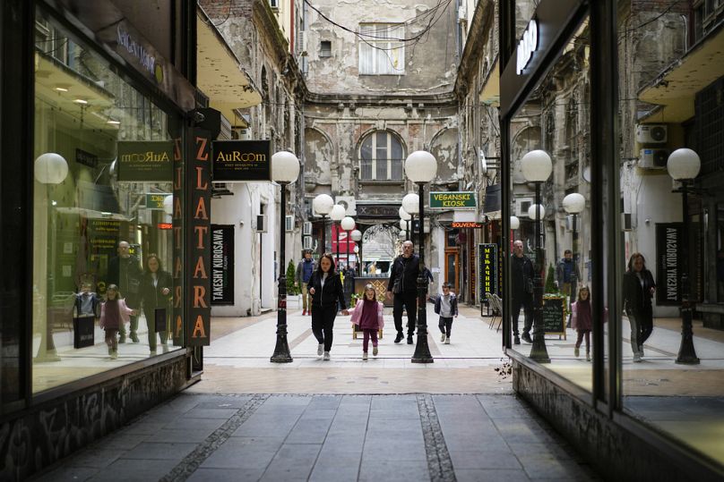 DOSSIER : Des personnes avec des enfants marchent dans une rue de Belgrade, en Serbie, le mercredi 8 mars 2023