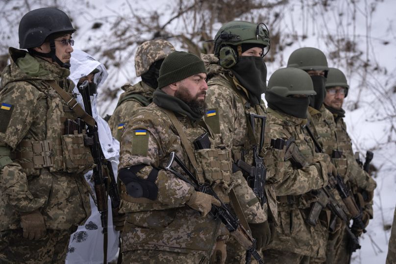 Des membres du bataillon sibérien de souche russe pro-ukrainien lors d’un exercice d’entraînement près de Kiev.