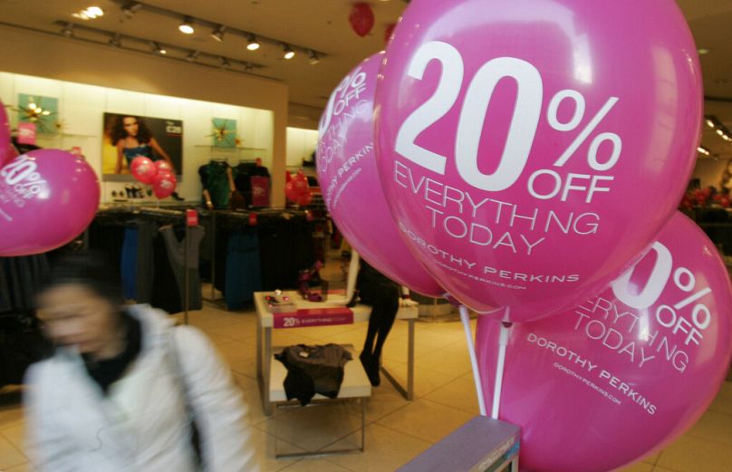 DOSSIER : Clients dans une succursale du détaillant de vêtements pour femmes Dorothy Perkins dans le centre de Londres le jeudi 20 novembre 2008