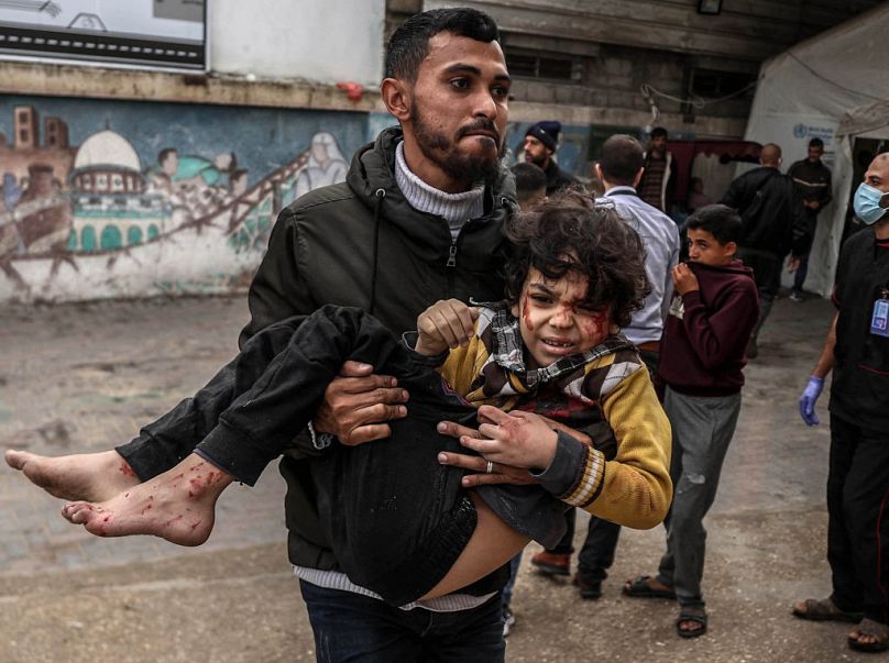 Un enfant palestinien est amené à l'hôpital Mohammed Yousef El-Najar après avoir été blessé lors des attaques israéliennes à Rafah, Gaza