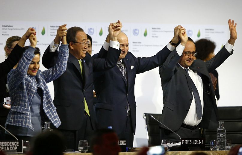 Célébration de l'adoption de l'Accord de Paris lors de la COP21 à Paris en France en 2015.