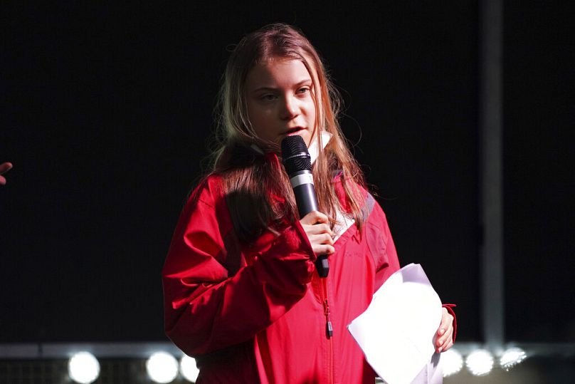 La militante suédoise pour le climat Greta Thunberg s'exprime sur la scène d'une manifestation à Glasgow, en Écosse, lors de la COP26 en 2021.