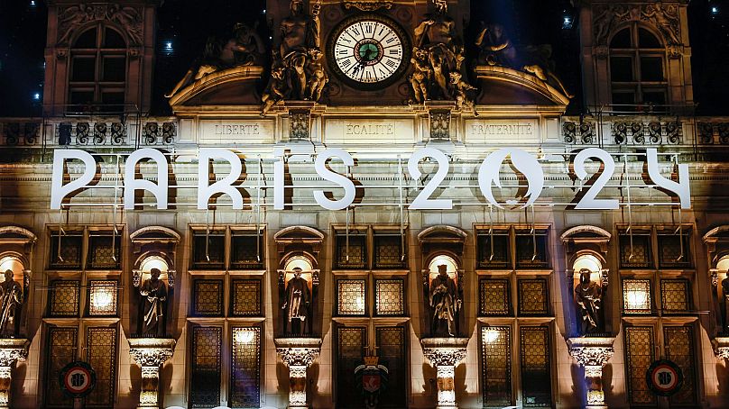 L'Hôtel de Ville de Paris reçoit sa nouvelle décoration inspirée des Jeux Olympiques de Paris2024, le 28 novembre 2023 à Paris.