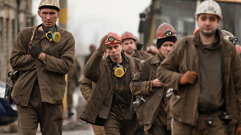 Des mineurs de charbon ukrainiens arrivent à la mine de Zasyadko pour participer à la recherche des corps de leurs collègues suite à une explosion, à Donetsk, en Ukraine, le mercredi 4 mars 2015.