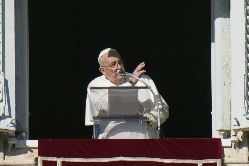 Le pape François délivre sa bénédiction lors de la prière de l'Angélus de midi depuis la fenêtre de son atelier donnant sur la place Saint-Pierre.