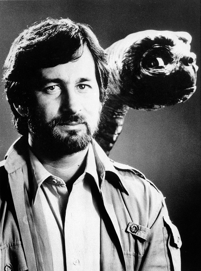 Steven Spielberg pose avec le personnage extraterrestre ET à Londres, décembre 1982