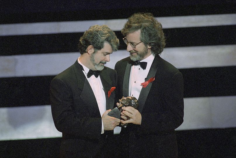 Spielberg, à droite, remet à George Lucas le prix Irving Thalberg, le 30 mars 1992.