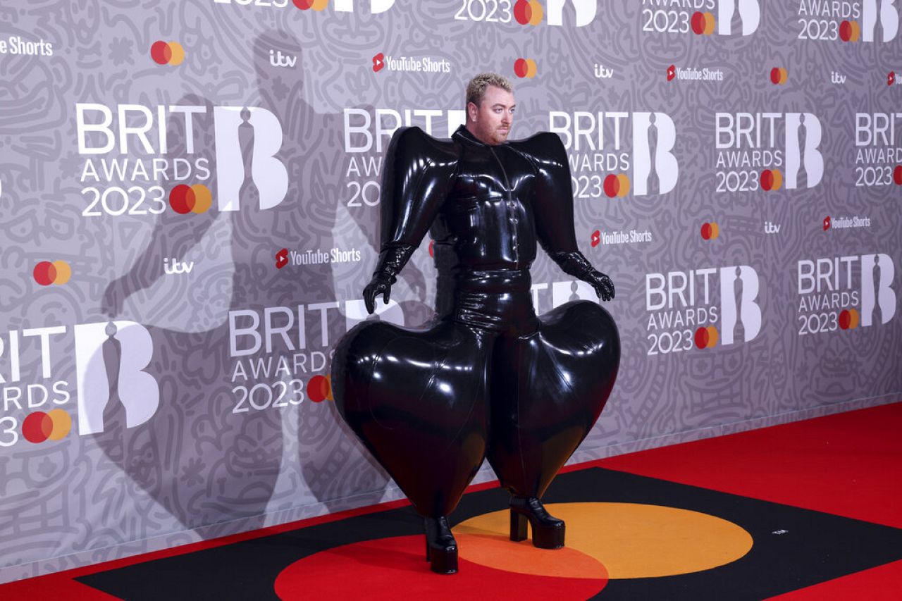 Sam Smith pose pour les photographes à son arrivée aux Brit Awards 2023 à Londres, le samedi 11 février 2023.