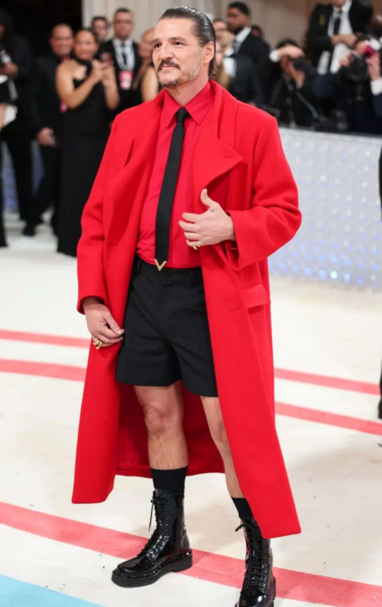 Pedro Pascal a fait tourner les têtes dans son costume rouge et noir au Met Gala de cette année