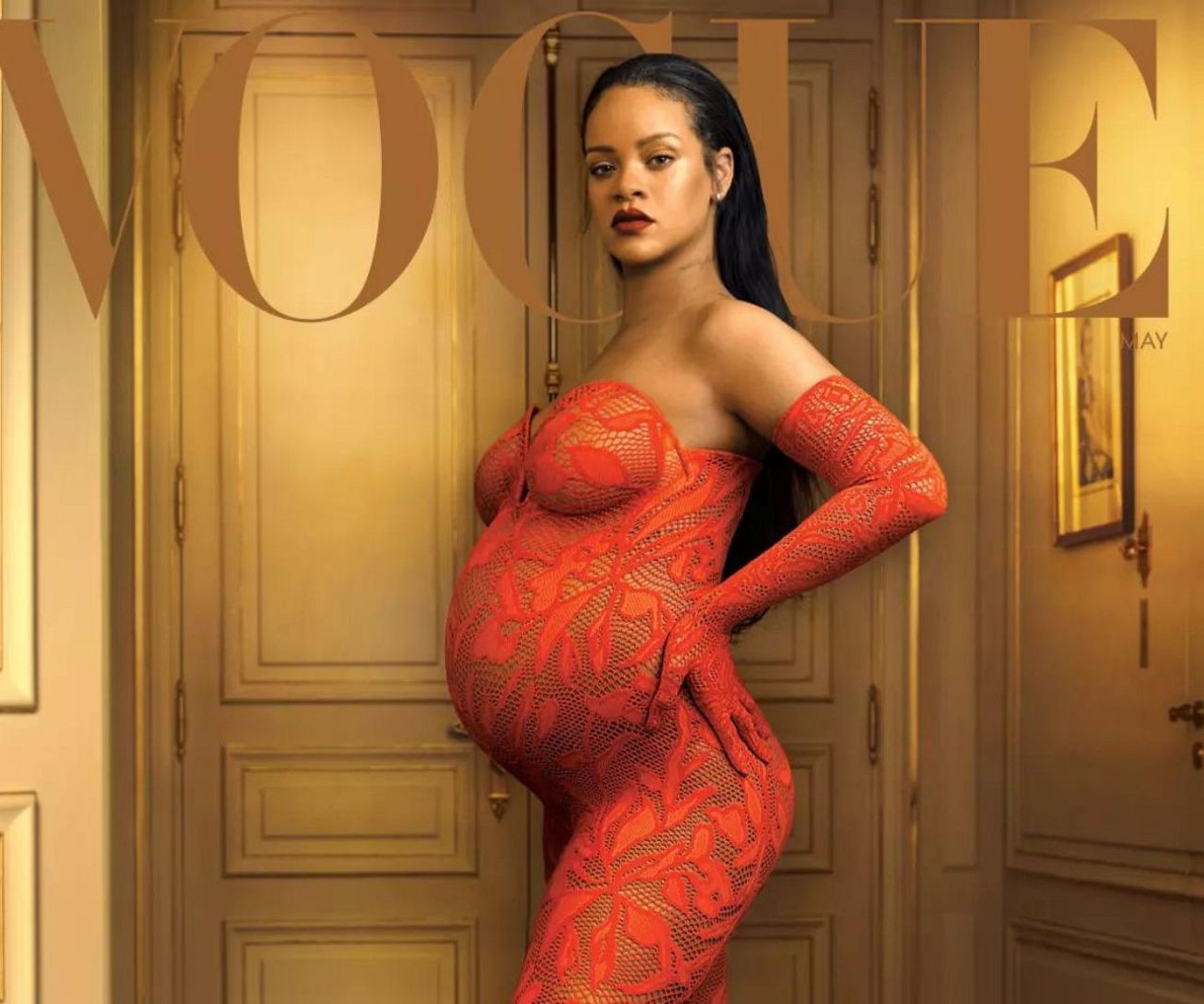 Rihanna pose avec un baby bump pour l'édition de mai de Vogue