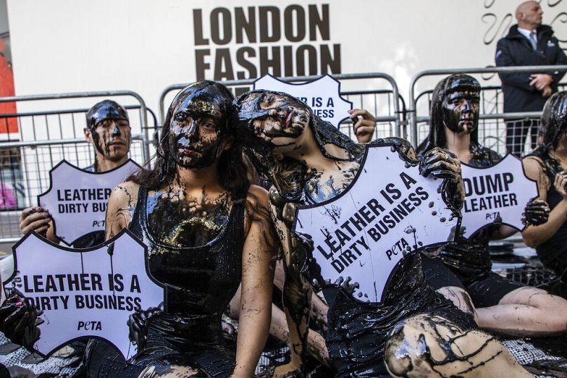 Des militants de PETA protestant contre l'industrie du cuir lors de la Fashion Week de Londres en 2019.