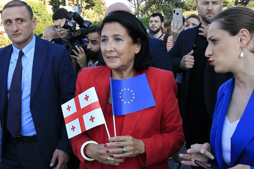 La présidente géorgienne Salomé Zourabichvili, au centre, assiste à un rassemblement public en soutien aux aspirations européennes de la Géorgie à Tbilissi, en Géorgie, le 16 juin 2022.