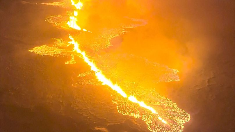 Le magma coule sur une colline près de Grindavik, dans la péninsule islandaise de Reykjanes, vers la fin du 18 ou le début du 19 décembre 2023.