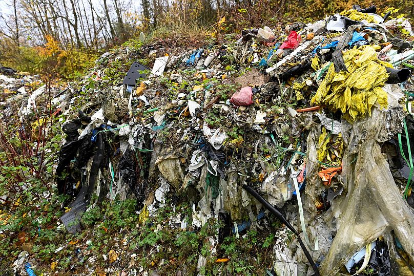 Environ 230 tonnes de déchets - un mélange de détritus ménagers et industriels - ont été déversés près de Redange.