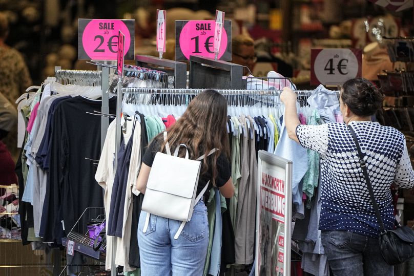 Personnes recherchant des vêtements bon marché à Gelsenkirchen, septembre 2023