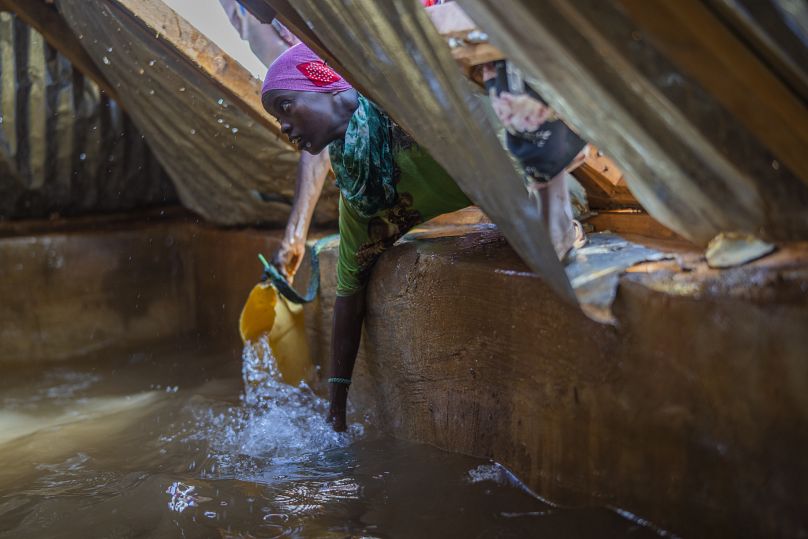 Une Somalienne remplit un récipient d’eau dans un camp de personnes déplacées à la périphérie de Dollow, en Somalie, en septembre 2022.