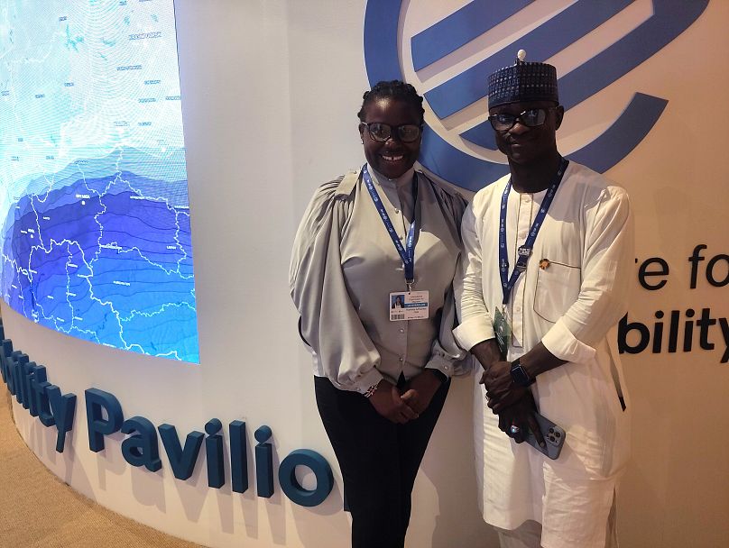 Les jeunes délégués Harriette Okal du Kenya et Ibrahim Muhammad du Nigeria au Pavillon mondial de la mobilité climatique, COP28.