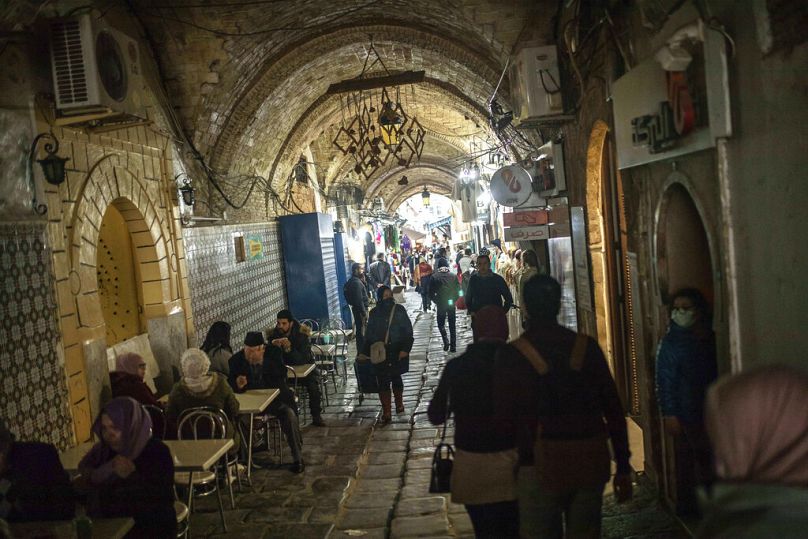 Des gens marchent dans la vieille médina de Tunis, janvier 2021