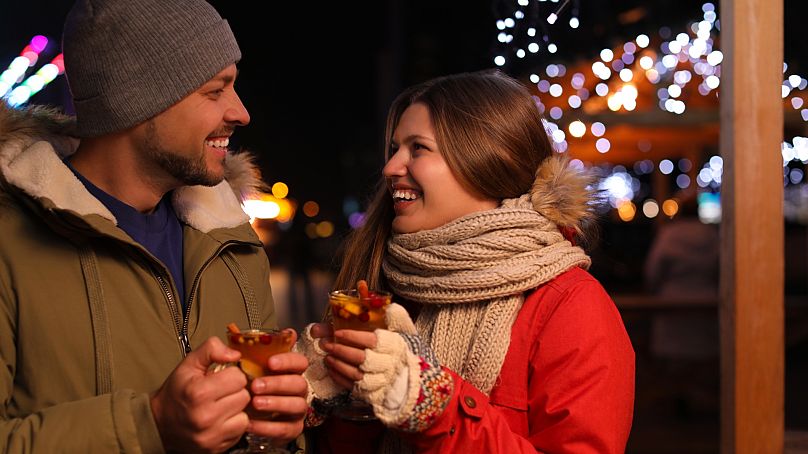 Un couple heureux dégustant du Fanta bien chaud