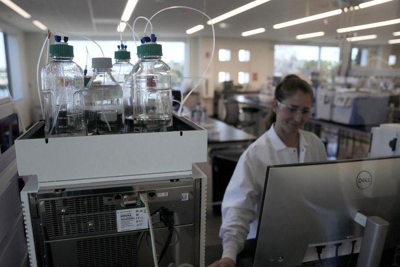 Un scientifique travaille dans le laboratoire de chimie des protéines de Eat Just à Alameda, Californie, juin 2021