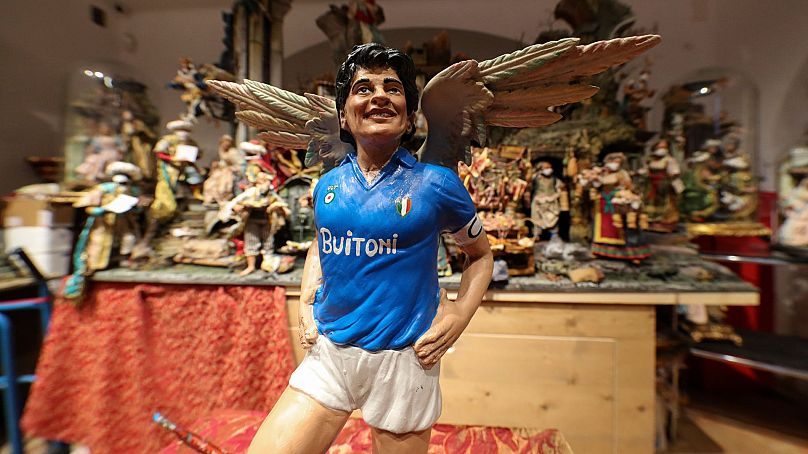 Une statuette de l'artiste de la Nativité Gennaro Di Virgilio représentant la légende du football Diego Armando Maradona avec des ailes d'ange à Naples, en Italie.