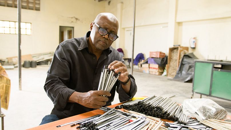 Le PDG Mahamud Omari cherche à responsabiliser la société avec les crayons MOMO