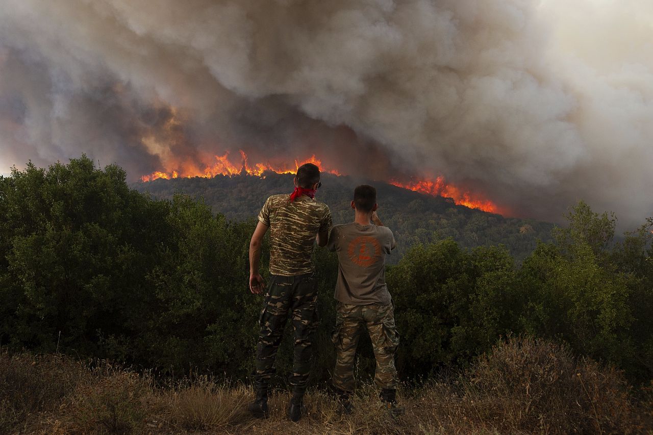 Des flammes brûlent une forêt lors d'incendies de forêt près du village de Sykorrahi, près d'Alexandroupolis, en Grèce, en août de cette année.