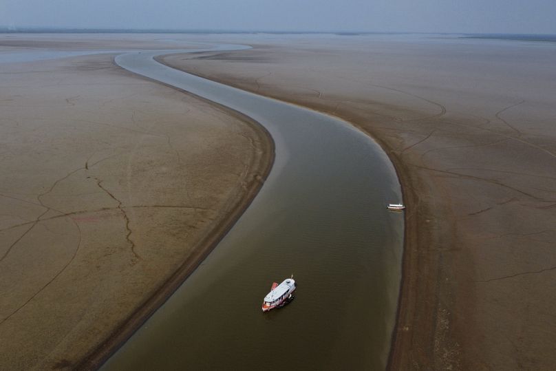 Un ferry traverse une section du fleuve Amazone touchée par une grave sécheresse, près de Manacapuru, au Brésil, en septembre.