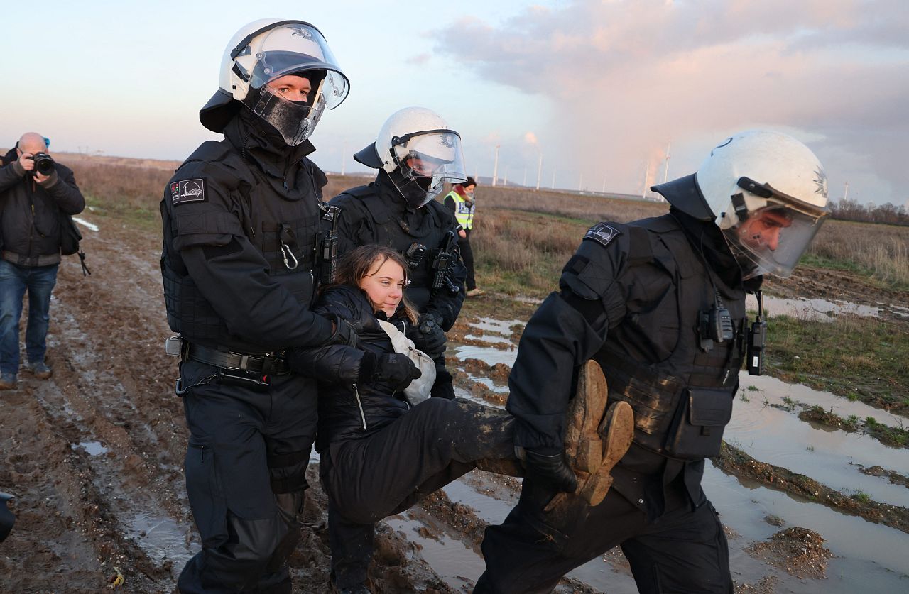 Des policiers transportent la militante suédoise pour le climat Greta Thunberg (au centre) hors d'un groupe de manifestants et d'activistes à Erkelenz, dans l'ouest de l'Allemagne, en janvier.