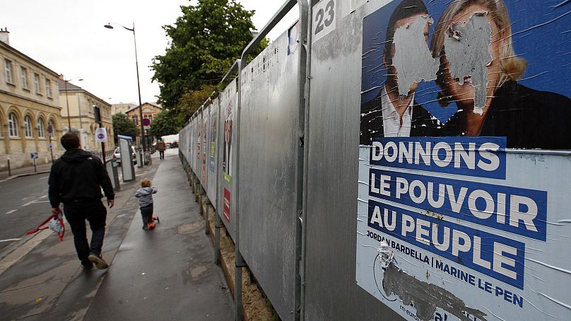 Une affiche de campagne déchirée du parti d'extrême droite français Rassemblement national lors de la campagne électorale européenne de 2019