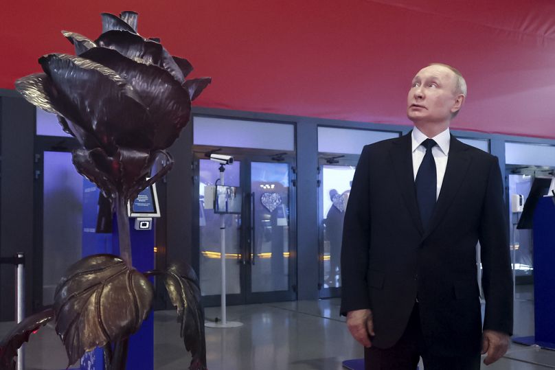 Le président russe Vladimir Poutine visite l'exposition et le forum international Russia Expo au VDNKh à Moscou, décembre 2023