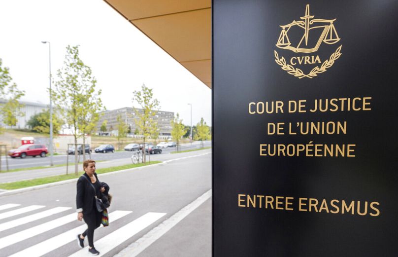 Une femme passe devant l’entrée de la Cour de justice européenne à Luxembourg, octobre 2015