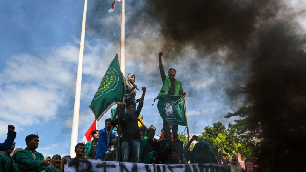 University students demonstrate against the arrival of Rohingya refugees in front of the People