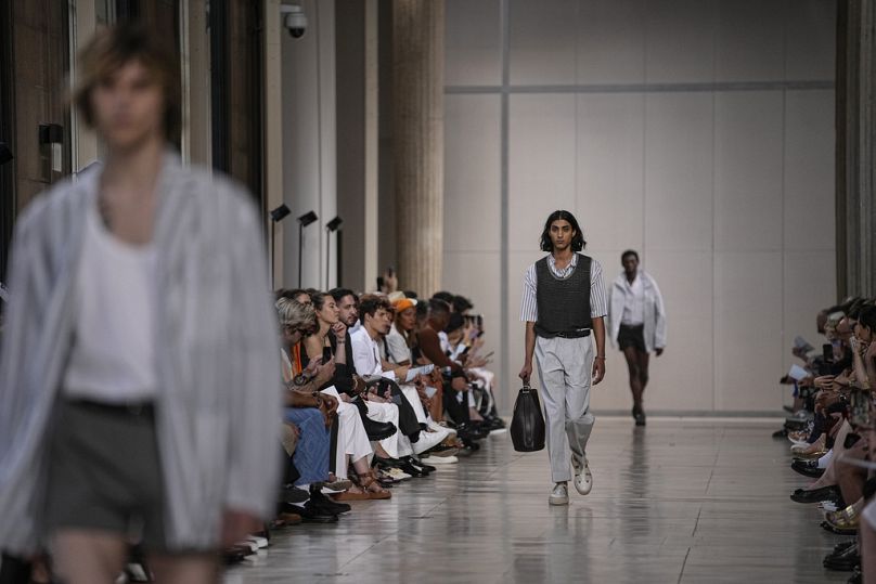 Un mannequin porte une création de la collection Hermes Menswear Printemps/Été 2024 présentée à Paris, le samedi 24 juin 2023.