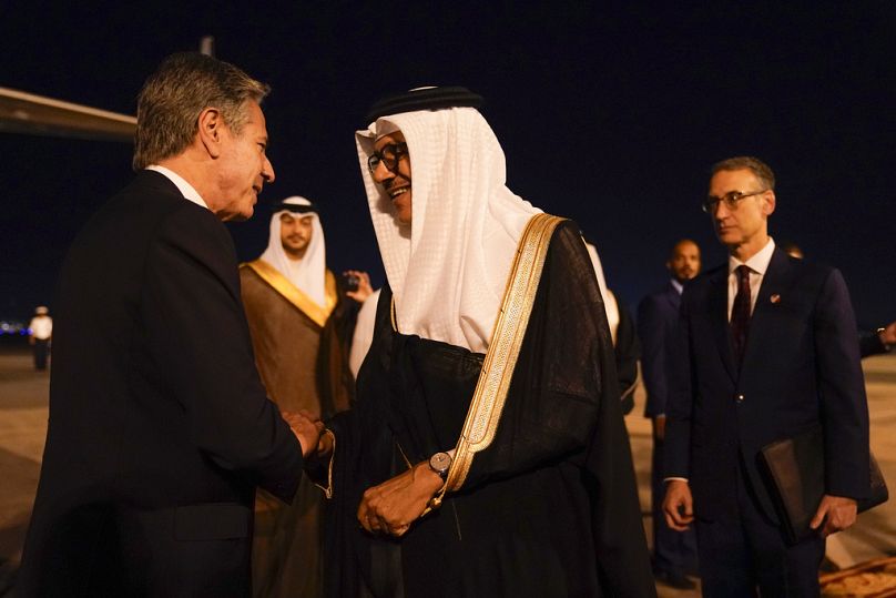 Le secrétaire d'État américain Antony Blinken s'entretient avec le ministre des Affaires étrangères de Bahreïn Abdullatif bin Rashid al-Zayani à son arrivée à Manama, le 13 octobre 2023.