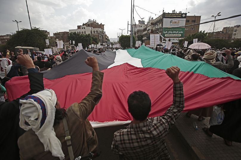 Les soutiens des Houthis ont fait une bande palestinienne lors d'une manifestation à Sana'a, Yémen, le 17 mai 2021