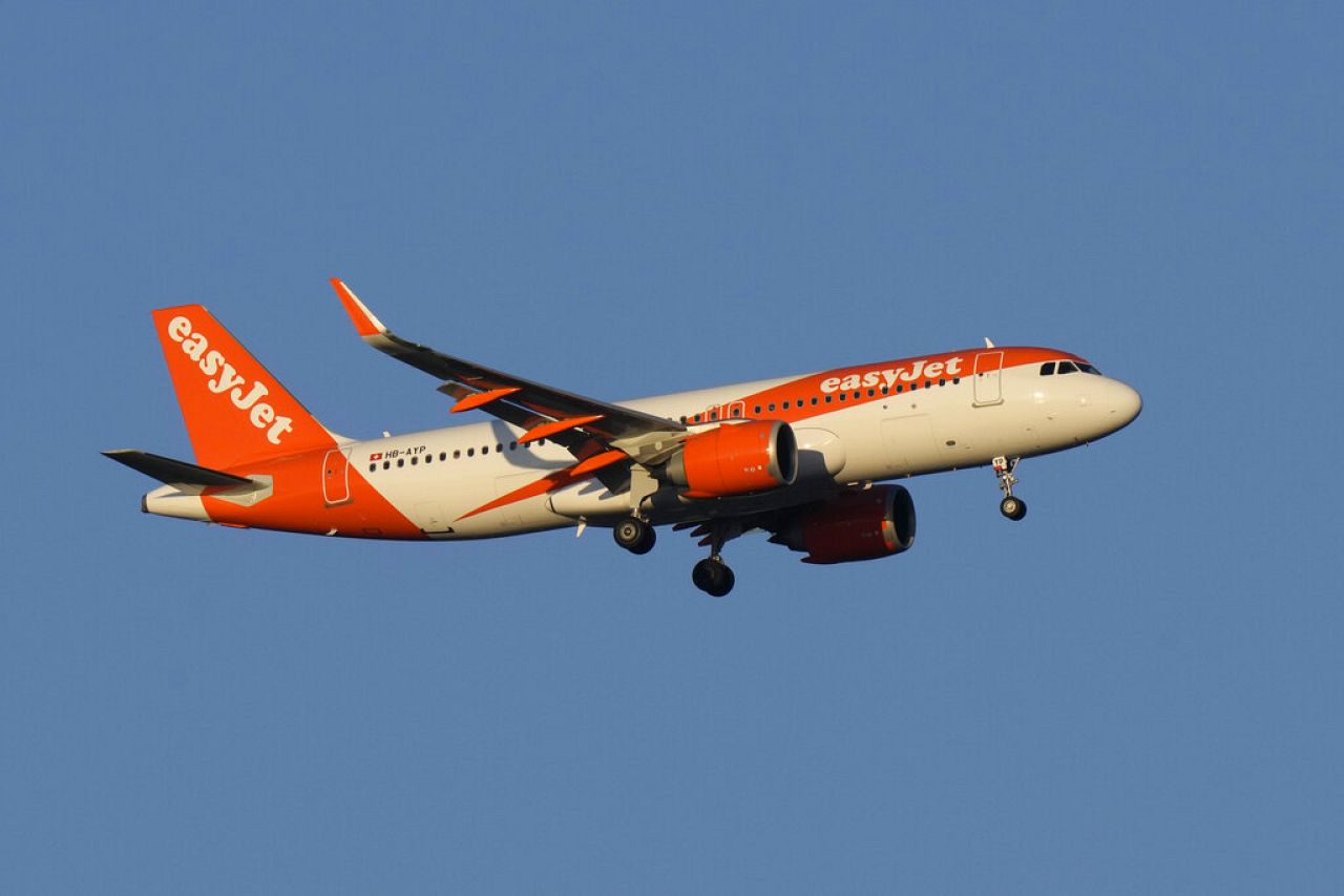 n L'Airbus A320 d'easyJet s'approche pour atterrir à Lisbonne au lever du soleil, le mardi 7 février 2023.