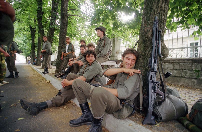 Les soldats de la milice slovène se reposent après le retrait de l'armée fédérale de Yougoslavie de cette petite ville proche de la frontière italienne à Sezana, juillet 1991.