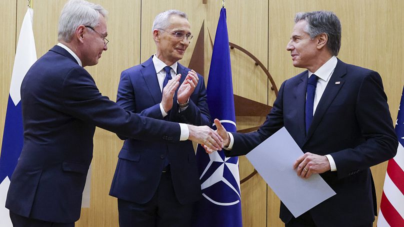 Le ministre finlandais des Affaires étrangères Pekka Haavisto avec le secrétaire d'État américain et le secrétaire général de l'OTAN après la signature des documents de ratification de l'OTAN