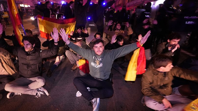 Des manifestants bloquent la rue lors d'une manifestation contre l'amnistie au siège du parti socialiste à Madrid, Espagne, le 16 novembre.