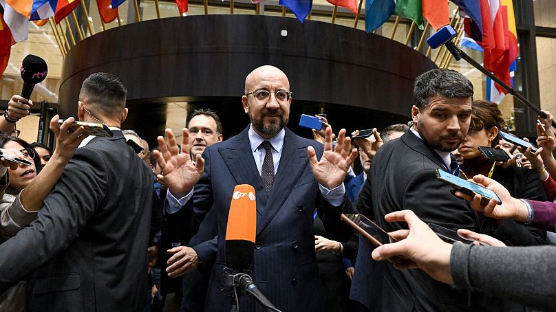 Le président du Conseil européen, Charles Michel, annonce que les dirigeants de l'UE ont approuvé l'ouverture des négociations d'adhésion à l'UE avec l'Ukraine et la Moldavie