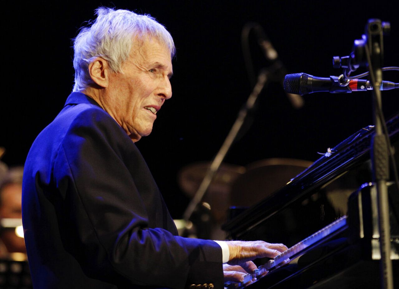 Le compositeur Burt Bacharach se produit à Milan, en Italie, le 16 juillet 2011.