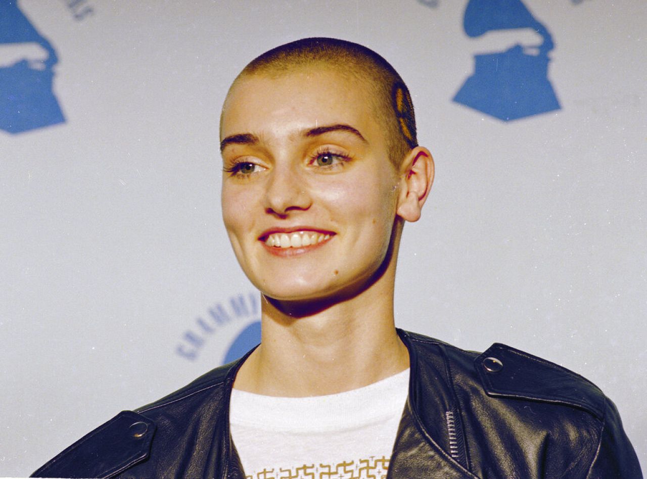 La chanteuse irlandaise Sinead O'Connor est vue aux Grammy Awards au Radio City Music Hall de New York, le 22 février 1989.