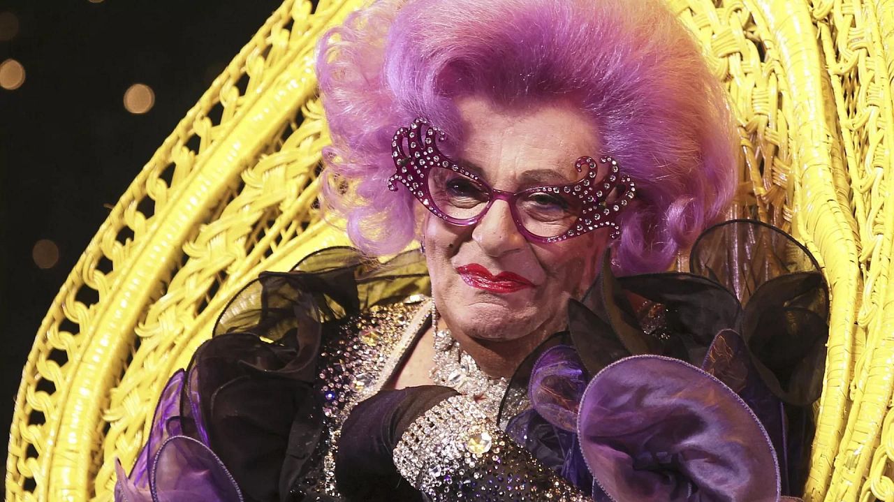 Le regretté Barry Humphries dans le rôle de Dame Edna dans l'émission « Eat Pray Laugh ! »  spectacle en 2012