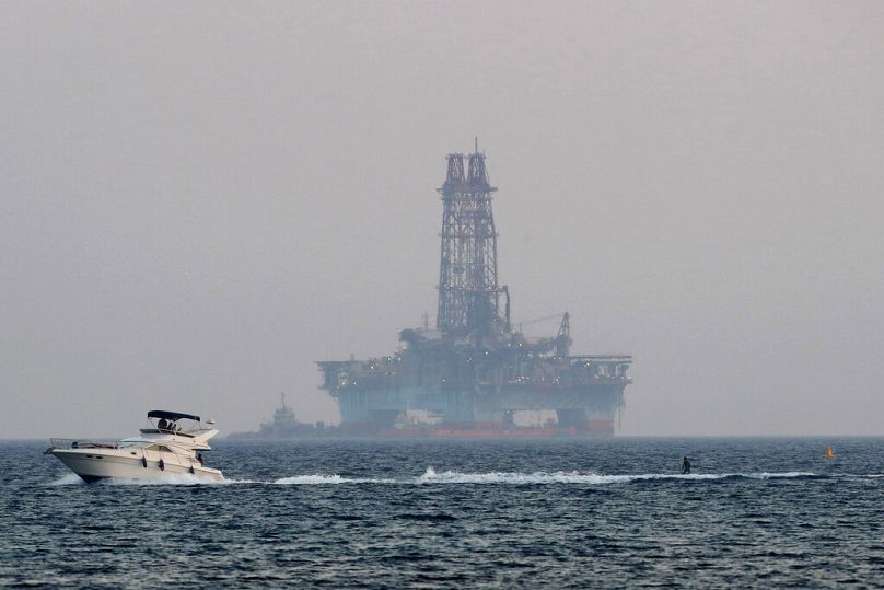 Une plate-forme de forage offshore est vue dans les eaux au large de la ville côtière de Limassol, à Chypre, en juillet 2020.