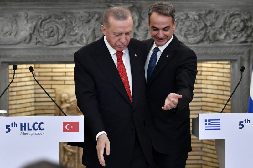 Photo d'archives : le Premier ministre grec Kyriakos Mitsotakis, à droite, et le président turc Recep Tayyip Erdogan partent après une réunion à Athènes, Grèce, le 7 décembre 2023.