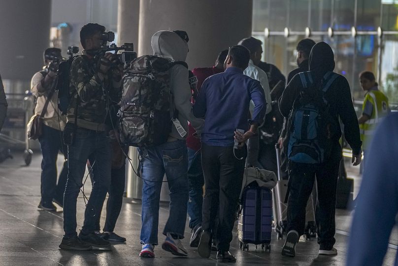 Les passagers sont arrivés à bord d'un A340 Legend Airlines banalisé en provenance de l'aéroport de Vatry en France, à l'aéroport international Chhatrapati Shivaji Maharaj de Mumbai.