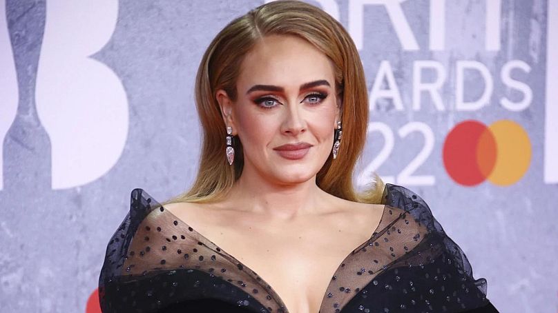 Adele apparaît aux Brit Awards à Londres le 8 février 2022