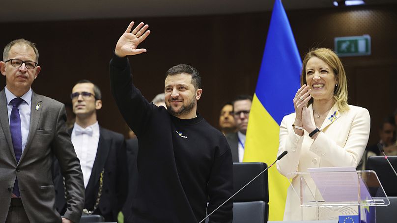 Volodymyr Zelenskyy salue le Parlement européen à Bruxelles